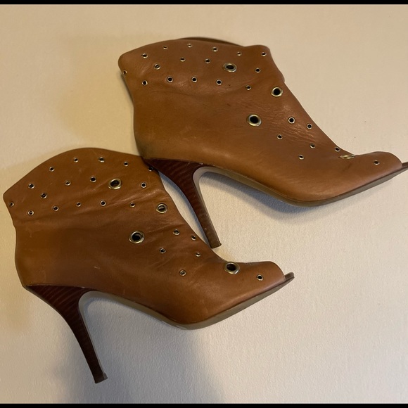 BCBGeneration bootie Camel tan with gold circles ankle booties Sz 10 - Picture 3 of 6
